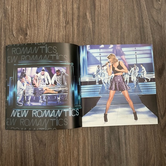 TAYLOR SWIFT - 1989 WORLD TOUR BOOK - Picture 2 of 2